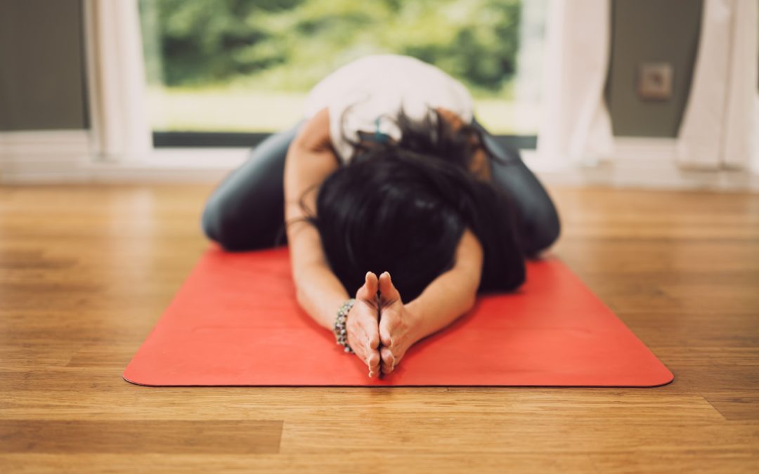 femme posture de l'enfant yin yoga