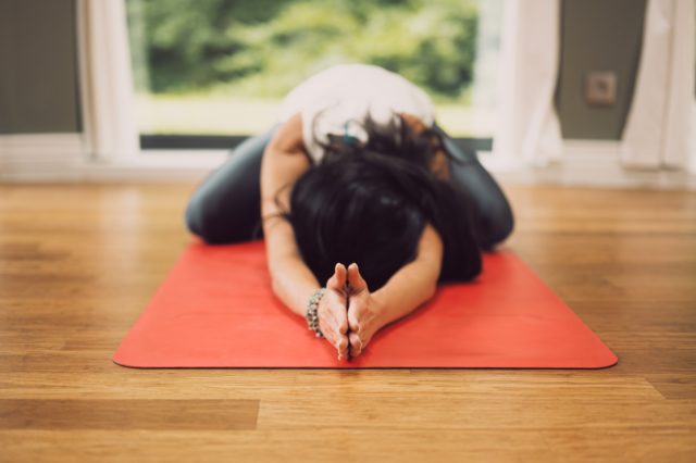 femme posture de l'enfant yin yoga