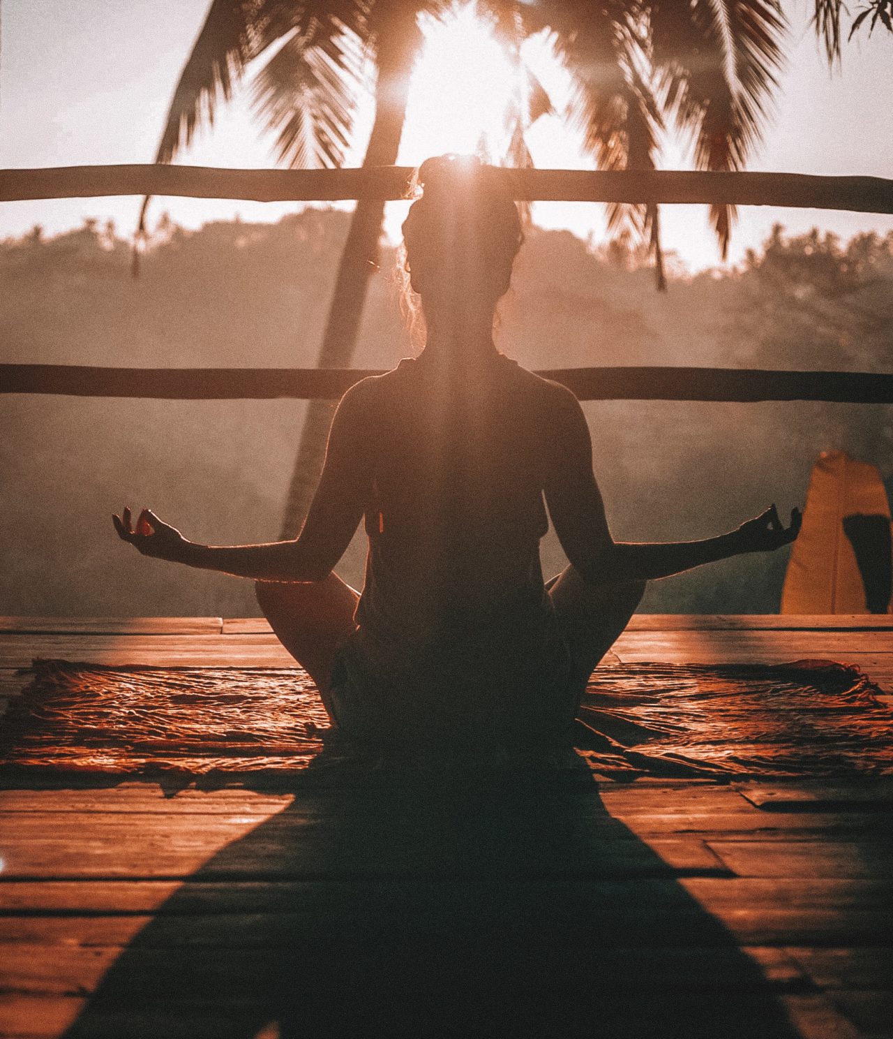 femme faisant du yoga méditation sur un parquet
