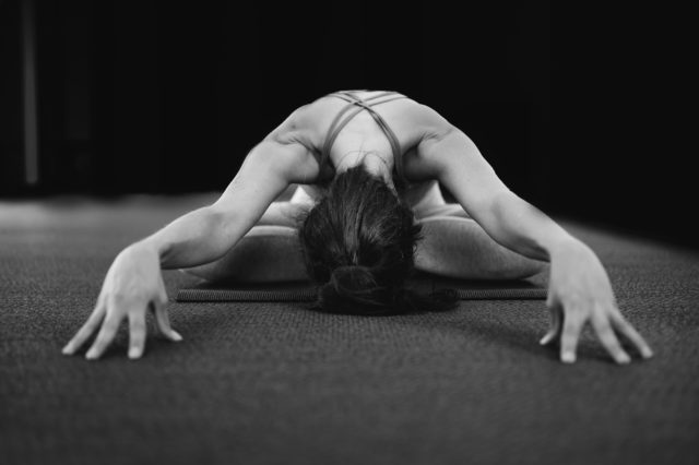 femme faisant du yin yoga